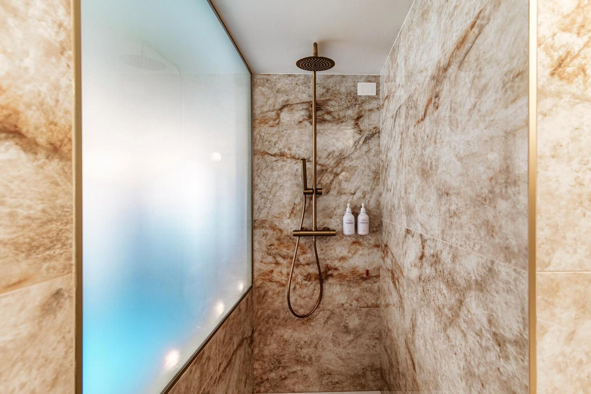 Sahara & Amazzonia Luxury Rooms- The House Of Travelers Côme Esterno foto
